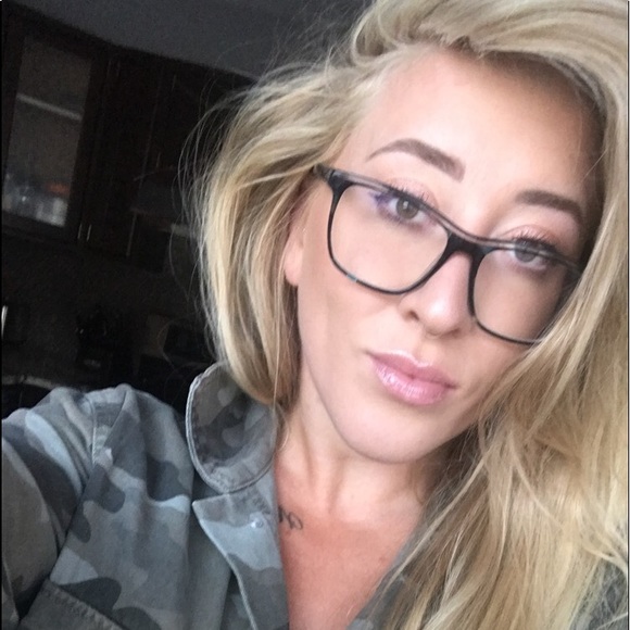 Meet your Posher, Sarah - Picture 1 of 1